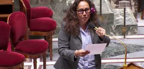 Après un vote à l'unanimité, Mereana Reid Arbelot adresse ses pensées aux bénéficiaires de son texte